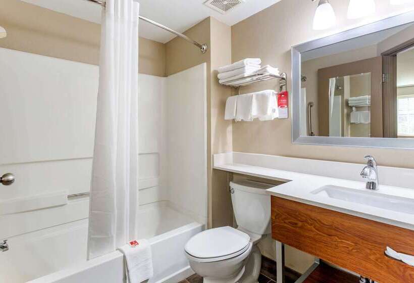 فندق Econo Lodge Inn & Suites