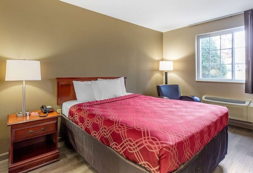 فندق Econo Lodge Inn & Suites