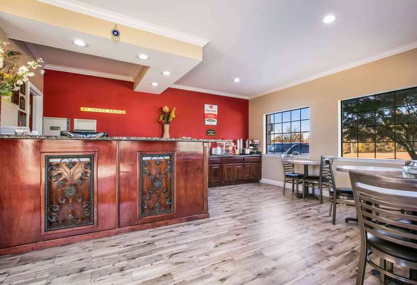 فندق Econo Lodge Inn & Suites