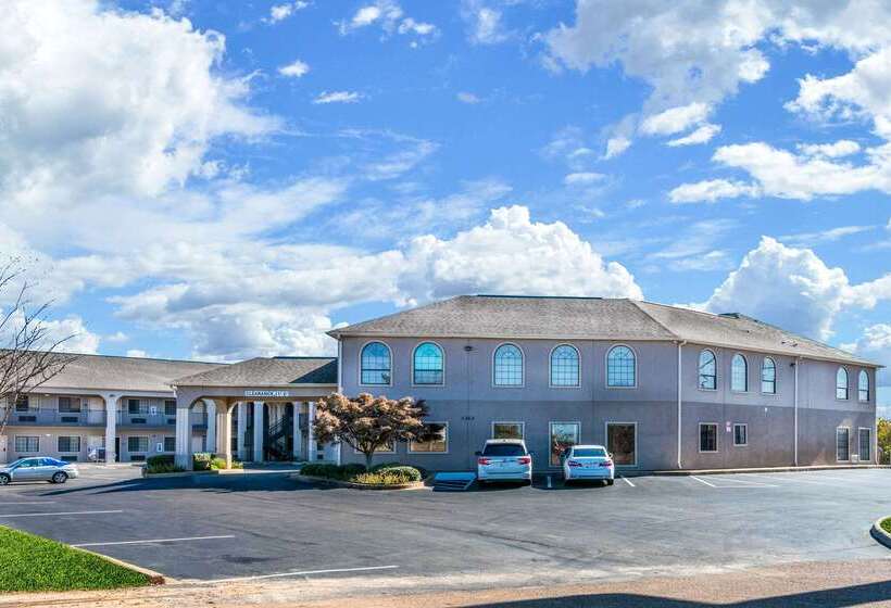 فندق Econo Lodge Inn & Suites