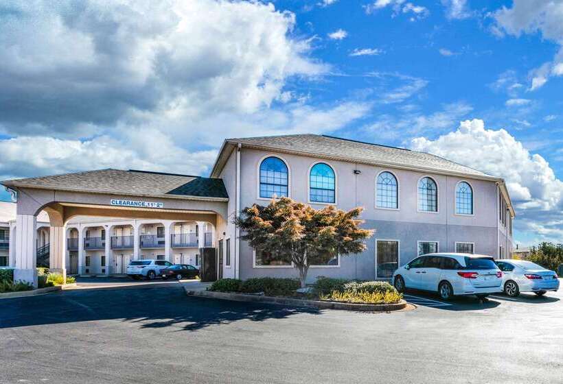 فندق Econo Lodge Inn & Suites