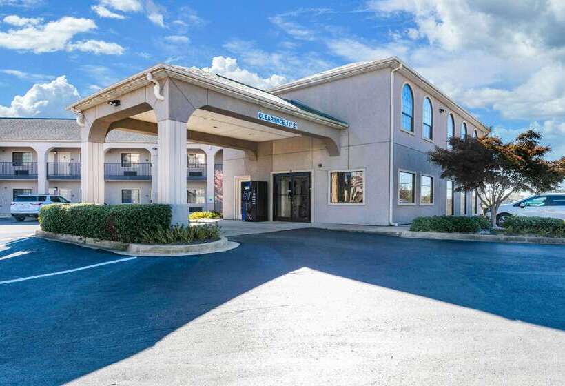 فندق Econo Lodge Inn & Suites