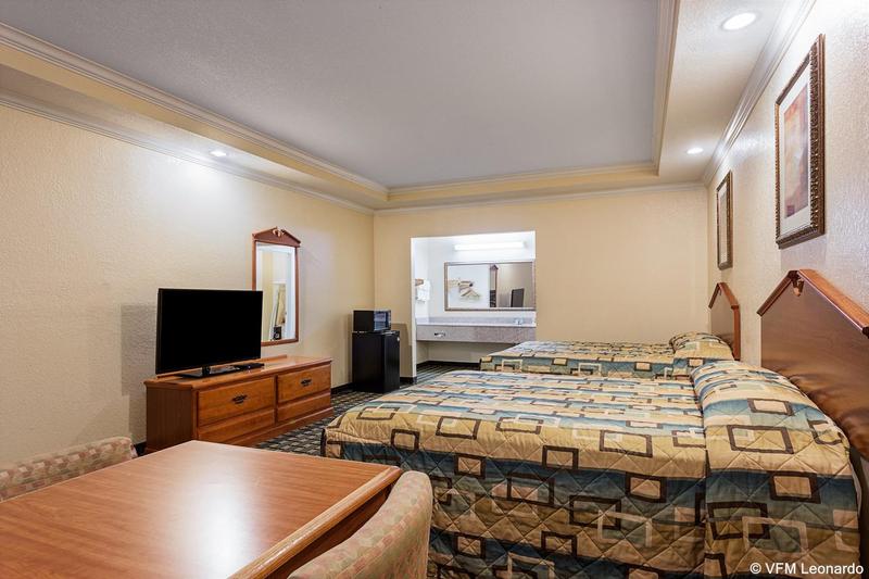 فندق Econo Lodge Inn & Suites