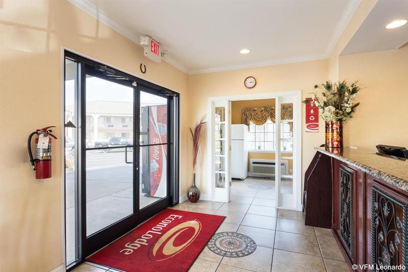 فندق Econo Lodge Inn & Suites