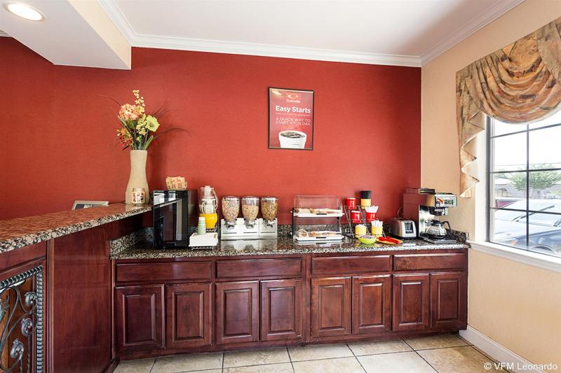 فندق Econo Lodge Inn & Suites