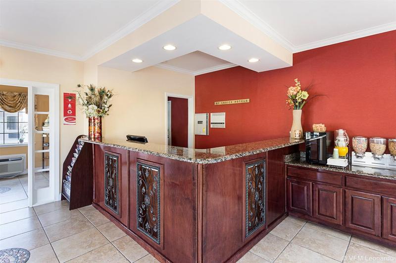 فندق Econo Lodge Inn & Suites