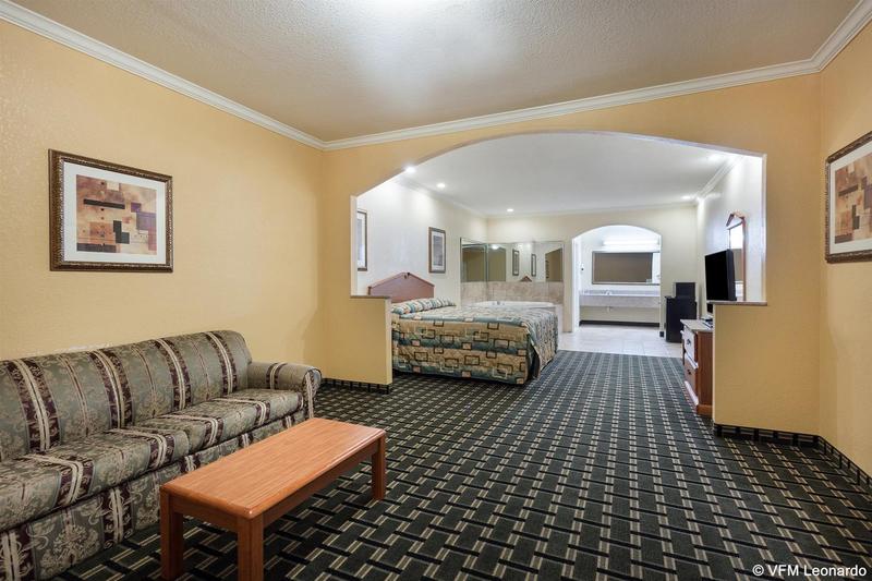 فندق Econo Lodge Inn & Suites