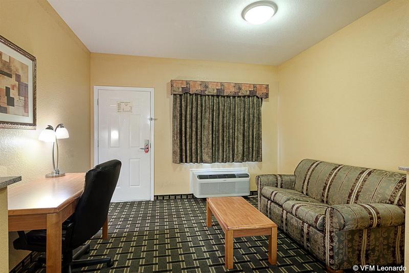 فندق Econo Lodge Inn & Suites