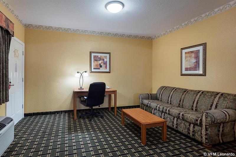 فندق Econo Lodge Inn & Suites