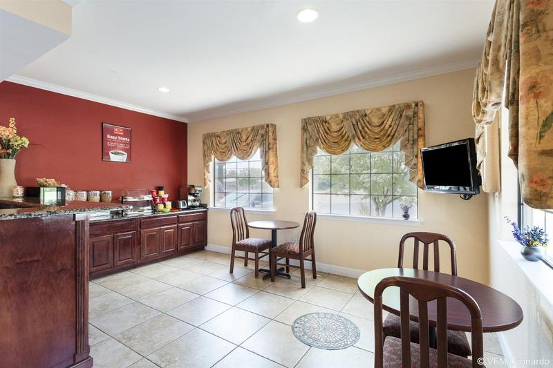 فندق Econo Lodge Inn & Suites