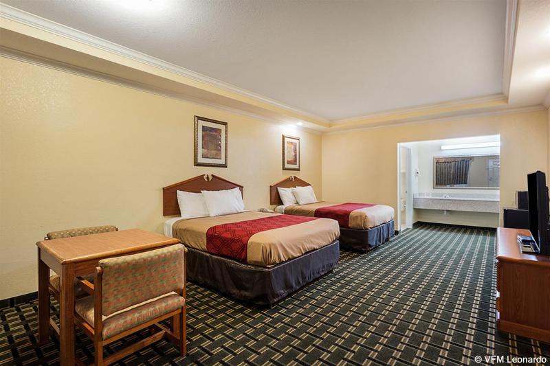 فندق Econo Lodge Inn & Suites