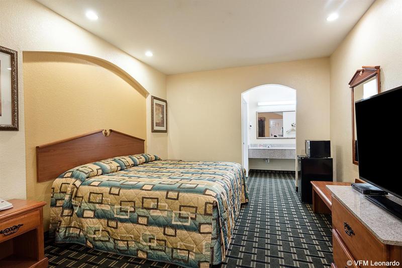 فندق Econo Lodge Inn & Suites