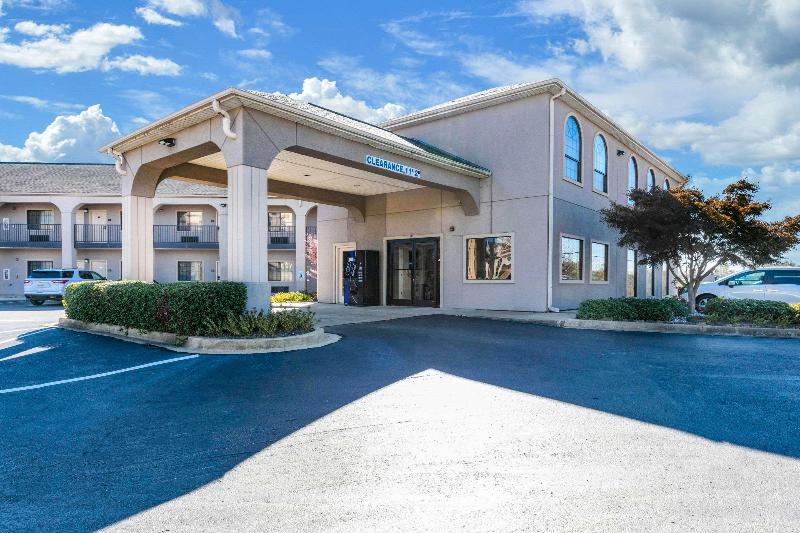 فندق Econo Lodge Inn & Suites