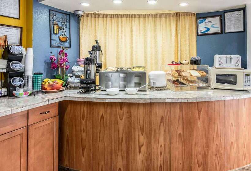 Отель Econo Lodge Inn & Suites