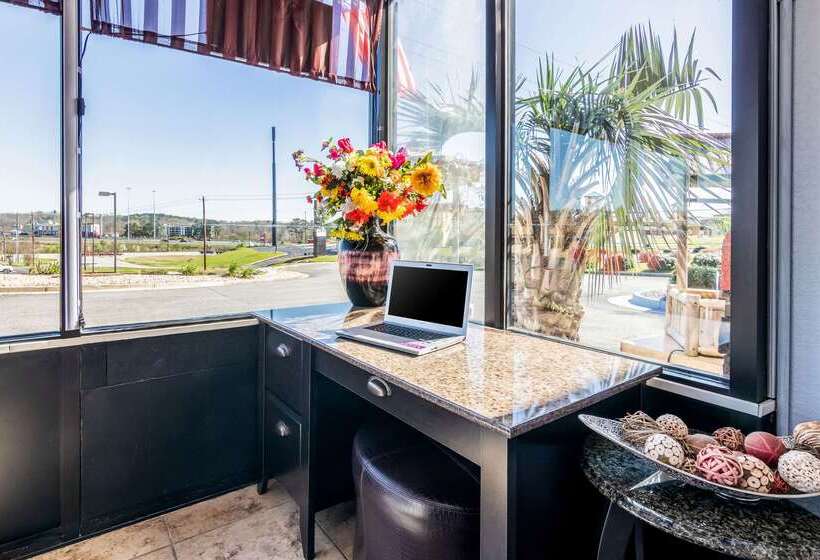 Отель Econo Lodge Inn & Suites