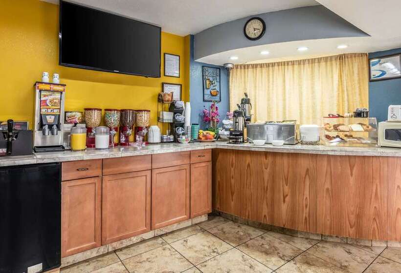 Отель Econo Lodge Inn & Suites