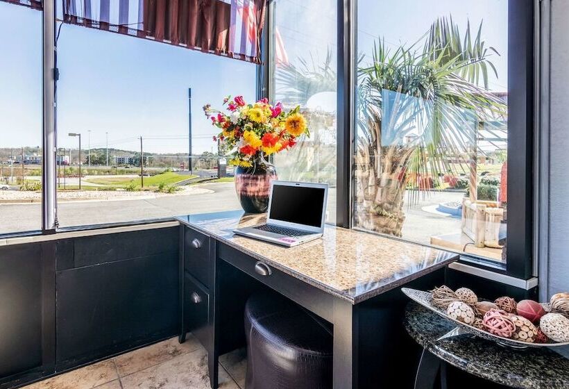 Отель Econo Lodge Inn & Suites