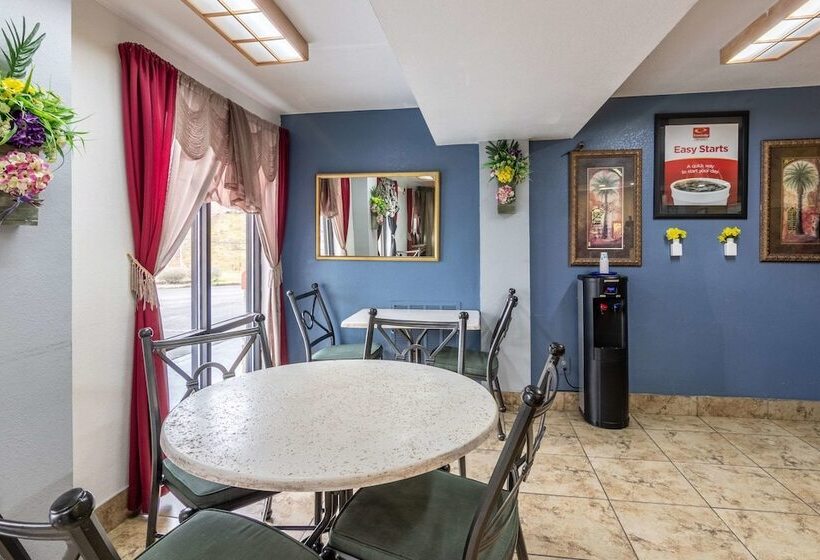 Отель Econo Lodge Inn & Suites