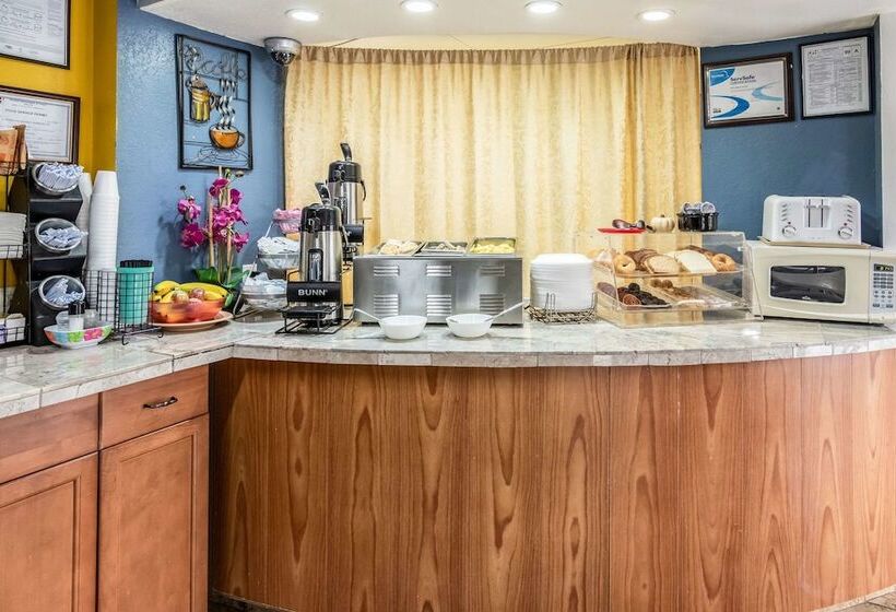 Отель Econo Lodge Inn & Suites