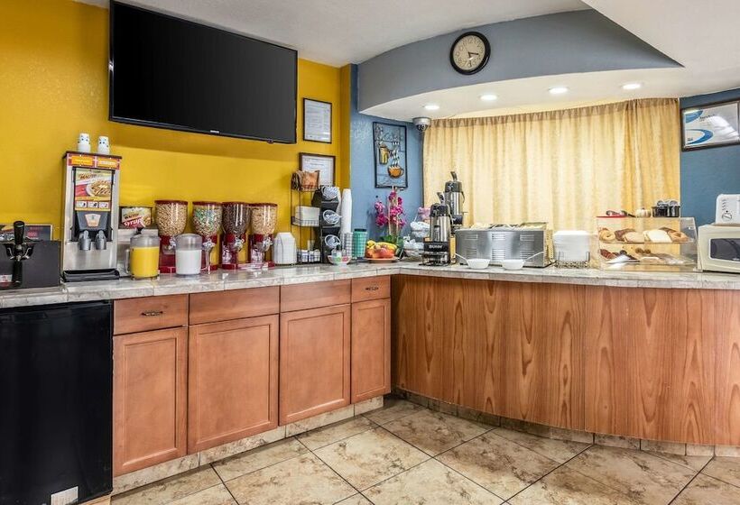 Отель Econo Lodge Inn & Suites