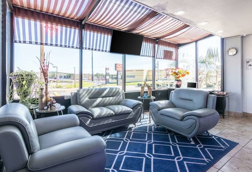 Отель Econo Lodge Inn & Suites