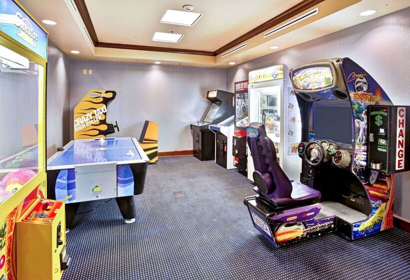 Отель Hampton Inn & Suites Cape Cod West Yarmouth