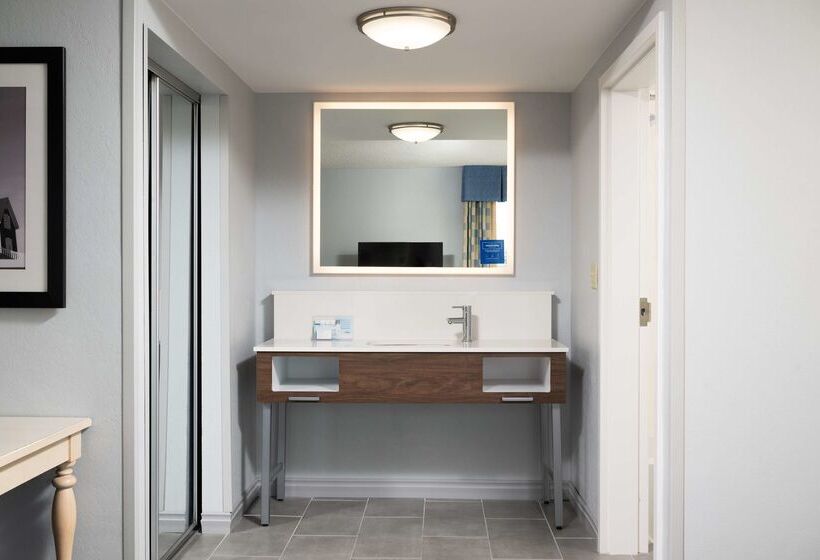 Отель Hampton Inn & Suites Cape Cod West Yarmouth