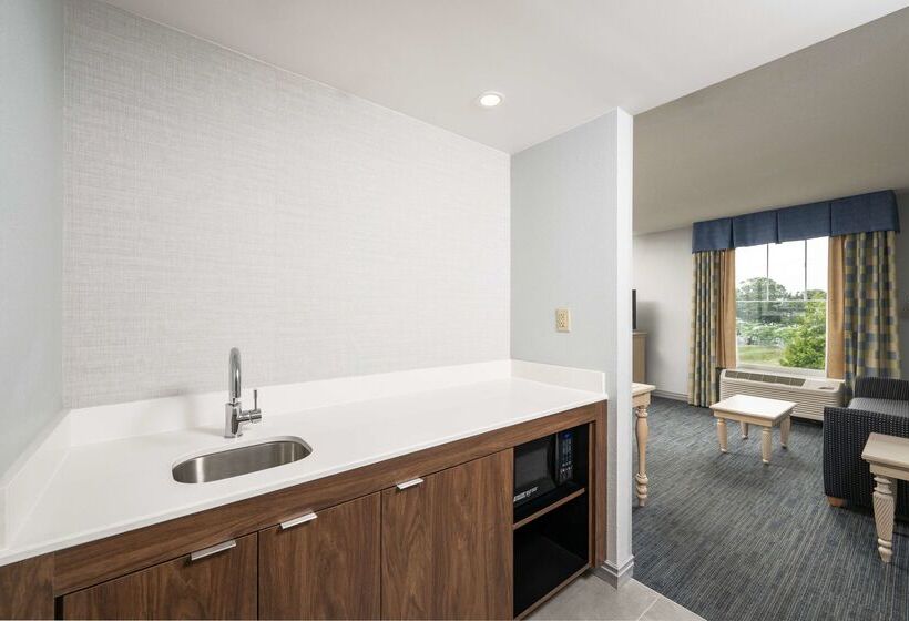 Отель Hampton Inn & Suites Cape Cod West Yarmouth