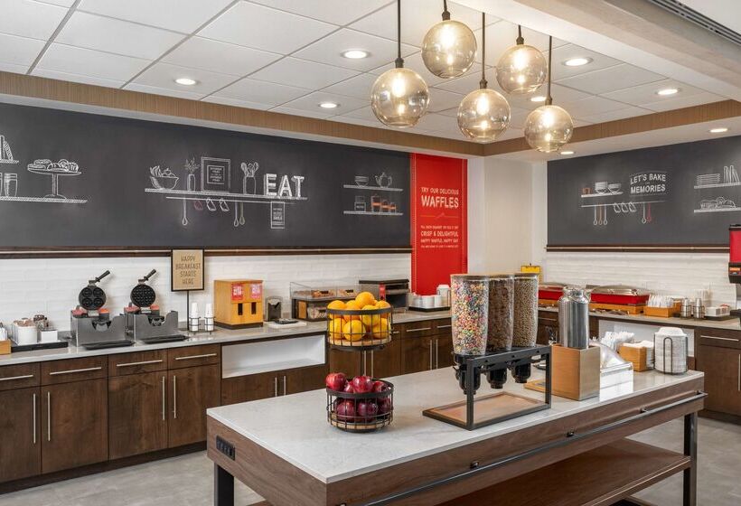 Отель Hampton Inn & Suites Cape Cod West Yarmouth