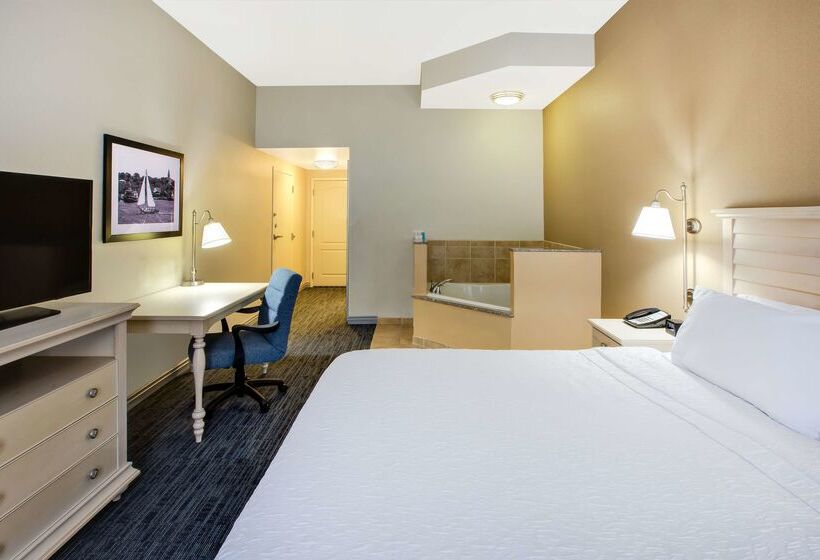 Отель Hampton Inn & Suites Cape Cod West Yarmouth