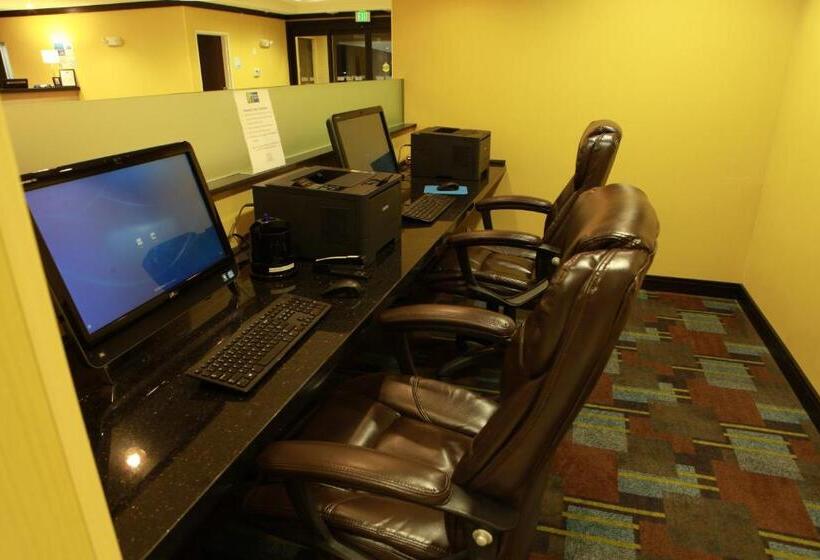 Отель Holiday Inn Express And Suites Detroit North Troy, An Ihg