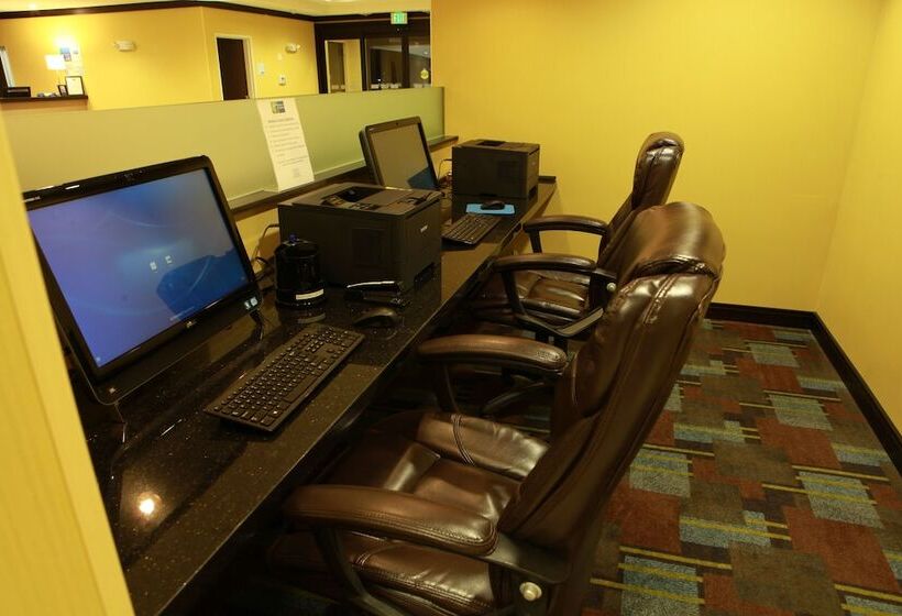 Отель Holiday Inn Express And Suites Detroit North Troy, An Ihg