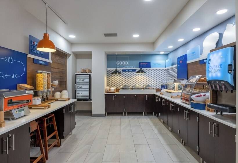 Отель Holiday Inn Express Rochester South Mayo Area, An Ihg