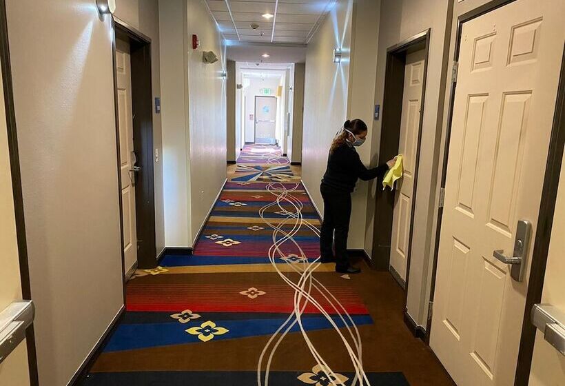 فندق Holiday Inn Express & Suites Denver North   Thornton, An Ihg