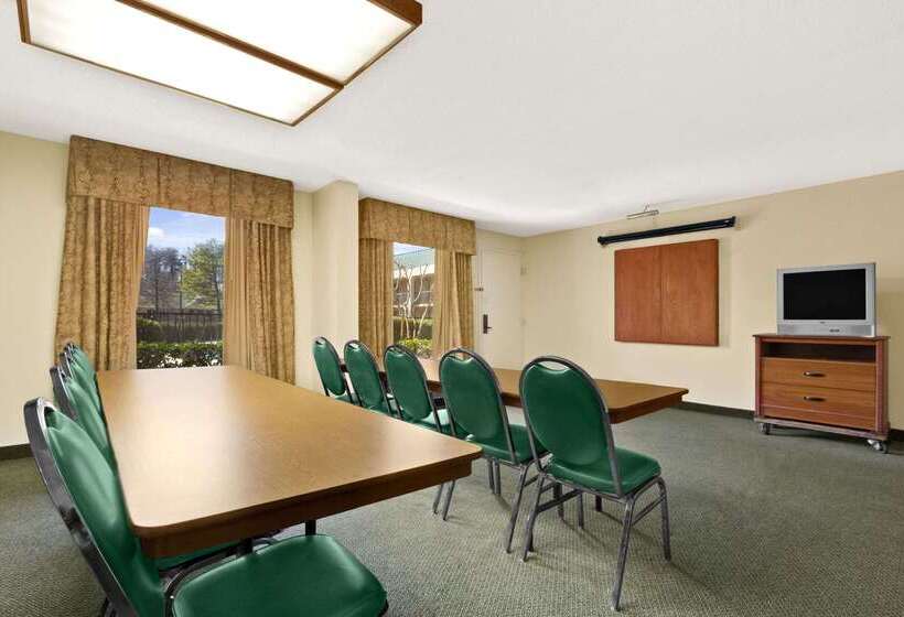 酒店 Howard Johnson By Wyndham Greensboro Near The Coliseum