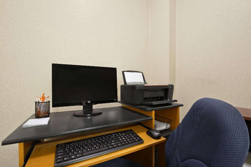 酒店 Howard Johnson By Wyndham Greensboro Near The Coliseum