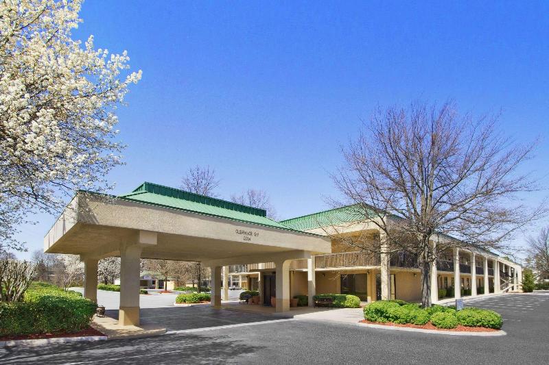 酒店 Howard Johnson By Wyndham Greensboro Near The Coliseum