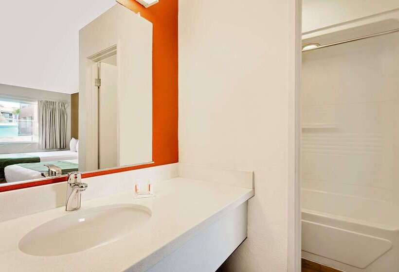 בית מלון כפרי Howard Johnson By Wyndham Las Vegas Near The Strip