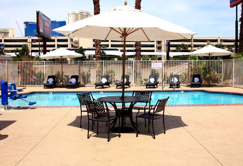 בית מלון כפרי Howard Johnson By Wyndham Las Vegas Near The Strip