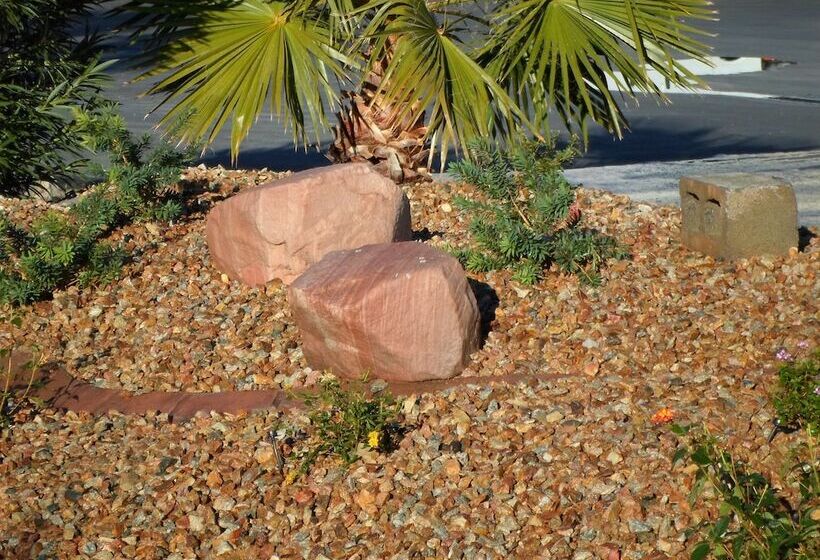 בית מלון כפרי Howard Johnson By Wyndham Las Vegas Near The Strip