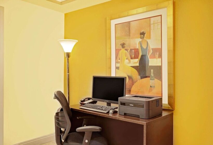 בית מלון כפרי Howard Johnson By Wyndham Las Vegas Near The Strip