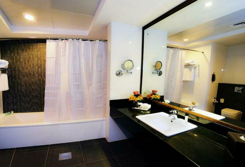 Отель Ramada Abu Dhabi Corniche