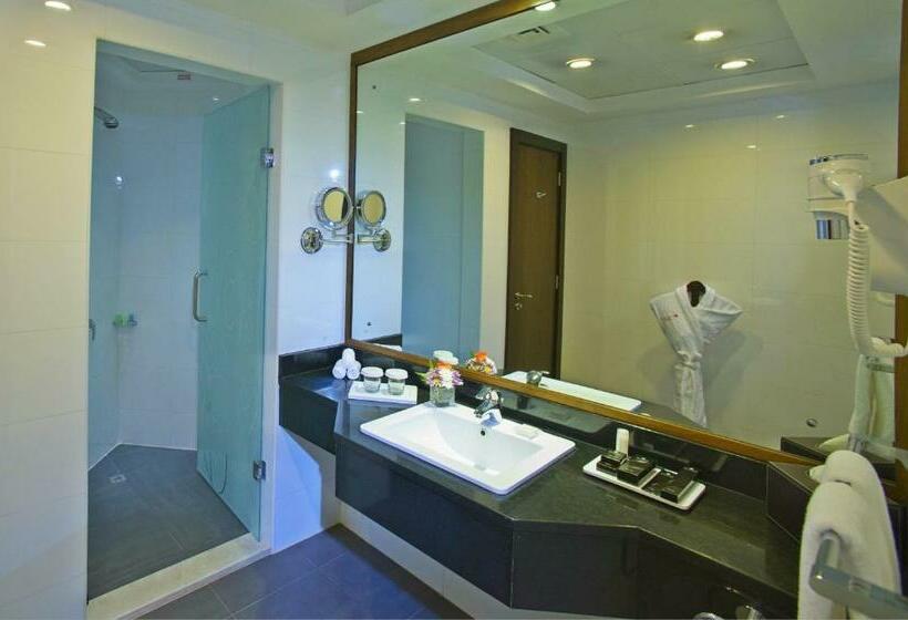 Отель Ramada Abu Dhabi Corniche