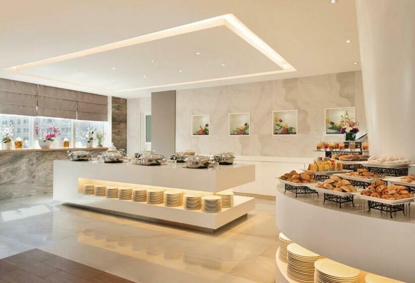 Отель Ramada Abu Dhabi Corniche