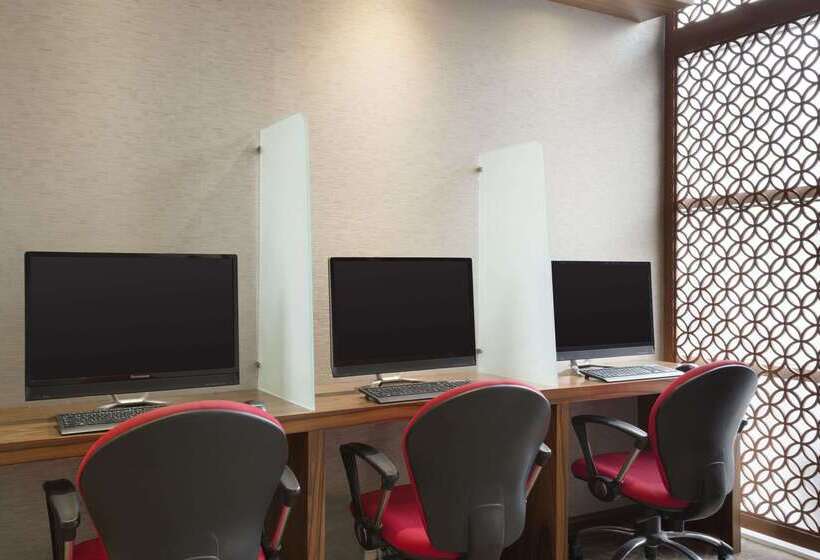 Отель Ramada Abu Dhabi Corniche