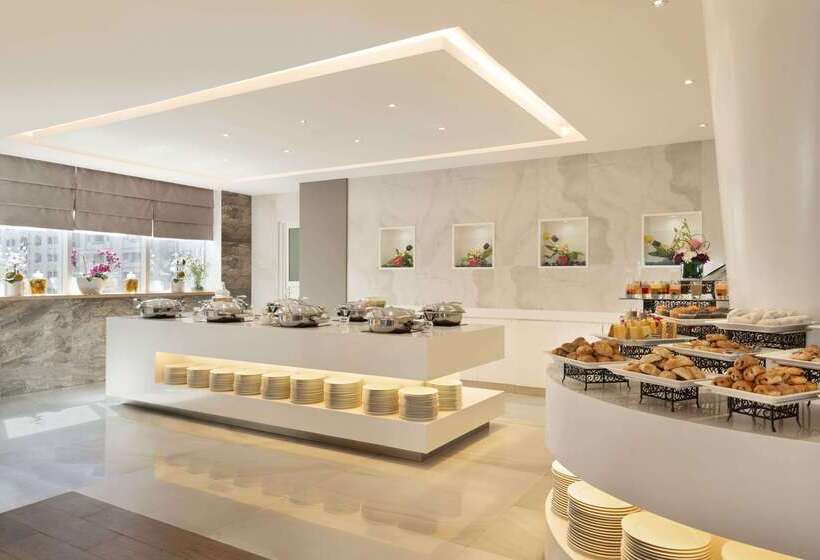 Отель Ramada Abu Dhabi Corniche