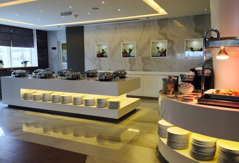 Отель Ramada Abu Dhabi Corniche