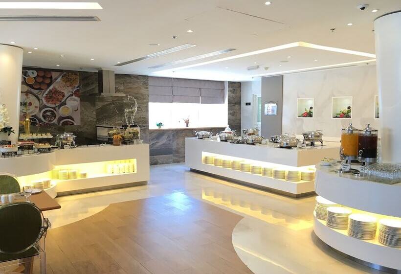 Отель Ramada Abu Dhabi Corniche