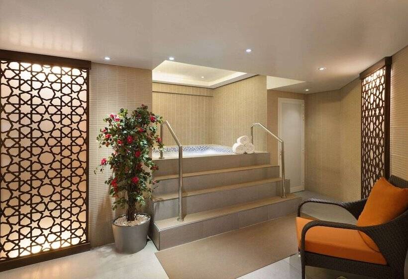 Отель Ramada Abu Dhabi Corniche