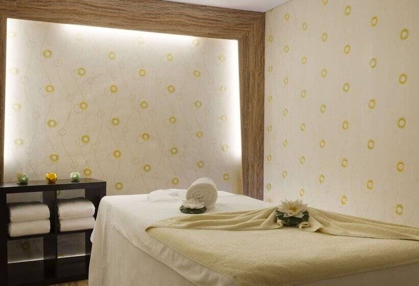 Отель Ramada Abu Dhabi Corniche